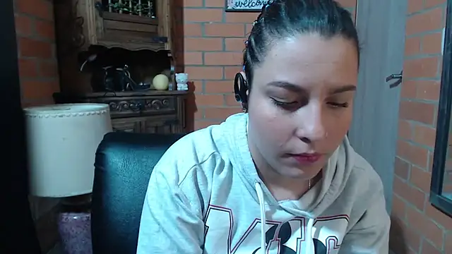 Snapshot of alexia_87 chatting on 12.02.25 alexia 87 online show from 12.02.25