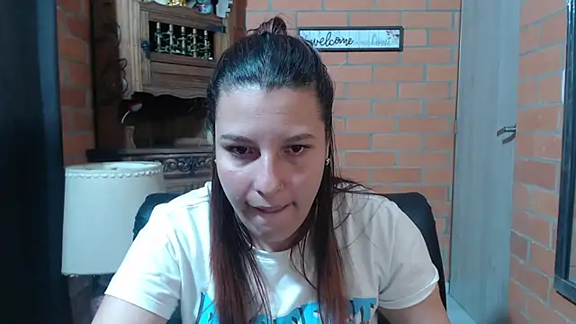 Snapshot of alexia_87 chatting on 12.23.25 alexia 87 online show from 12.23.25