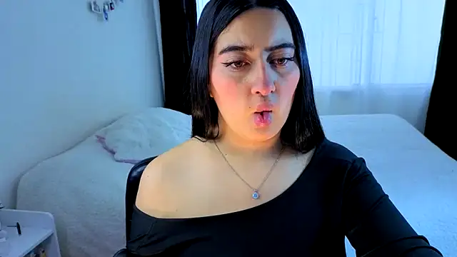 Snapshot of serenna_se chatting on 10.17.25 serenna se online show from 10.17.25