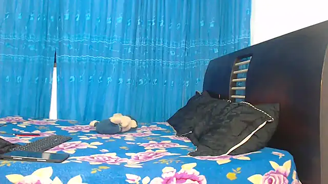 Snapshot of Hot_Sharks_ chatting on 10.06.25 Hot Sharks online show from 10.06.25