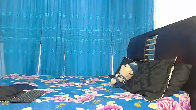 Snapshot of Hot_Sharks_ chatting on 10.15.25 Hot Sharks online show from 10.15.25