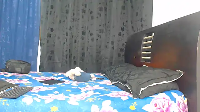 Snapshot of Hot_Sharks_ chatting on 11.04.25 Hot Sharks online show from 11.04.25