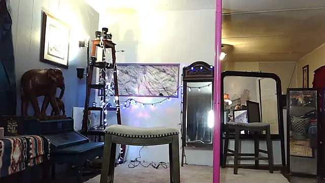 Snapshot of Genevieve143 chatting on 10.14.25 Genevieve143 online show from 10.14.25