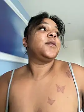 Snapshot of yourfavlightskinn chatting on 10.02.25 yourfavlightskinn online show from 10.02.25