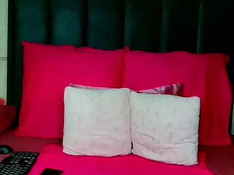 Snapshot of Kiaralane_xx chatting on 11.05.25 Kiaralane xx online show from 11.05.25