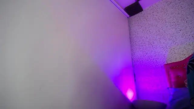 luly pink online show from 04.18.26