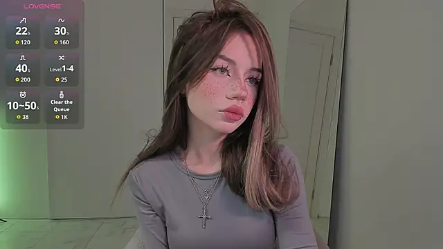 Snapshot of KellyBarton chatting on 10.04.25 KellyBarton online show from 10.04.25