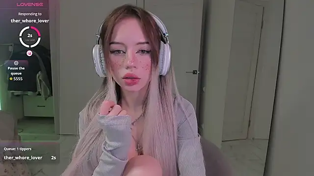 Snapshot of KellyBarton chatting on 10.29.25 KellyBarton online show from 10.29.25