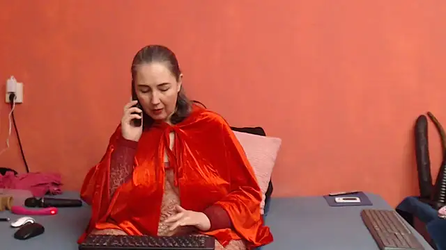 Snapshot of MilfGina chatting on 12.09.24 MilfGina online show from 12.09.24