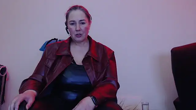 Snapshot of MilfGina chatting on 01.13.25 MilfGina online show from 01.13.25