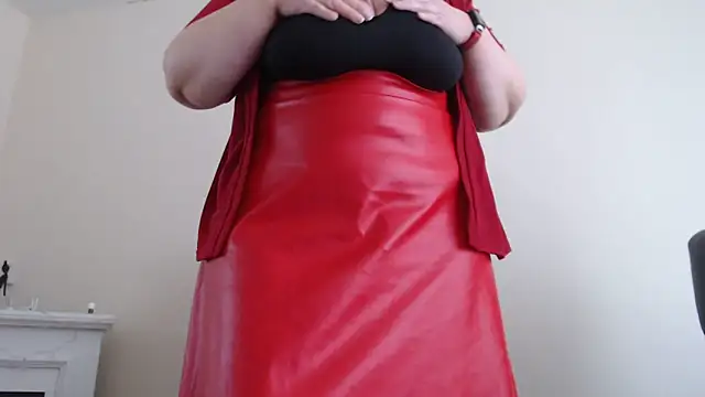 Snapshot of MilfGina chatting on 02.05.25 MilfGina online show from 02.05.25