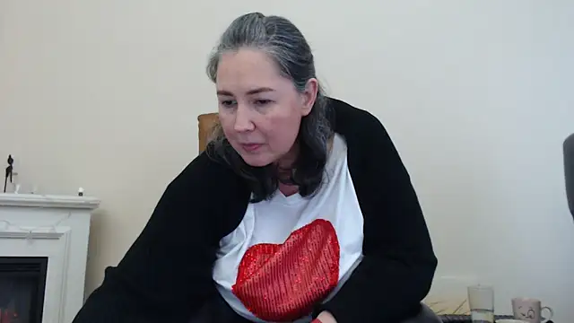 Snapshot of MilfGina chatting on 02.10.25 MilfGina online show from 02.10.25
