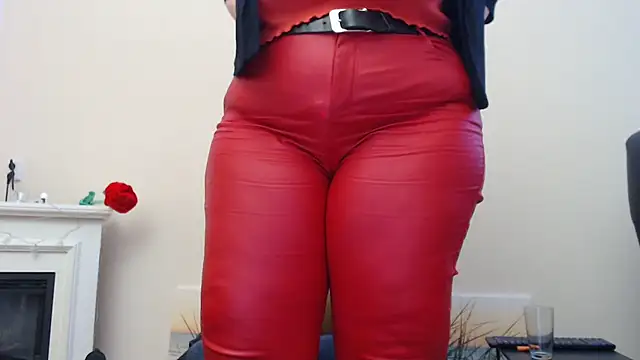 Snapshot of MilfGina chatting on 02.12.25 MilfGina online show from 02.12.25