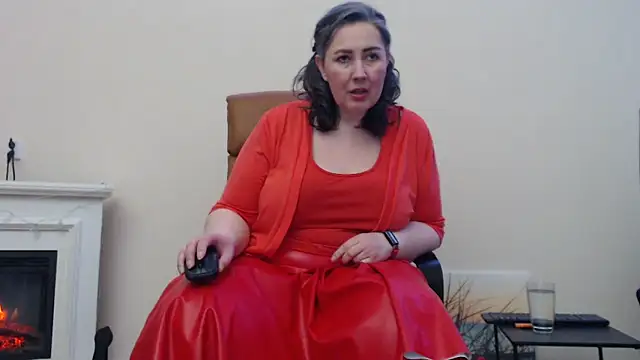 Snapshot of MilfGina chatting on 02.21.25 MilfGina online show from 02.21.25
