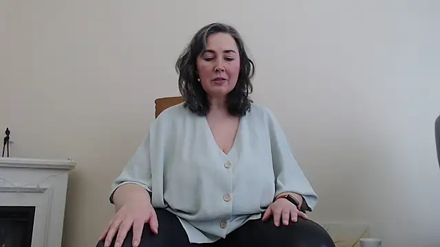 Snapshot of MilfGina chatting on 02.28.25 MilfGina online show from 02.28.25