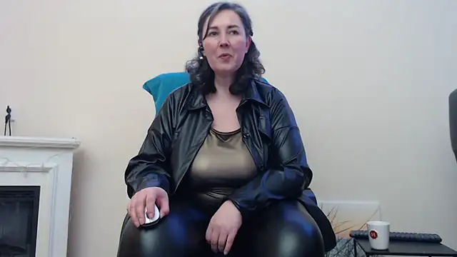 Snapshot of MilfGina chatting on 03.04.25 MilfGina online show from 03.04.25