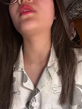 Snapshot of Krixxi22 chatting on 10.29.25 Krixxi22 online show from 10.29.25