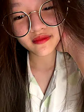 Snapshot of Krixxi22 chatting on 11.04.25 Krixxi22 online show from 11.04.25