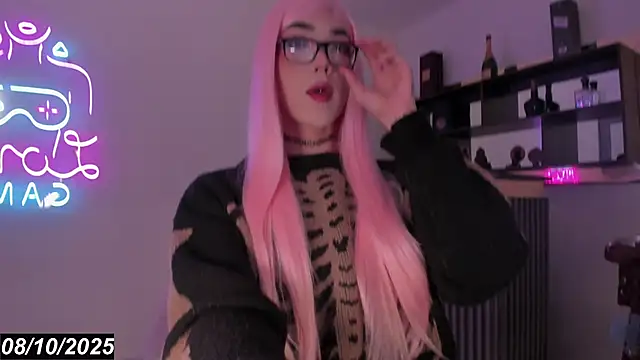 Snapshot of Bonnie_Luxury chatting on 10.08.25 Bonnie Luxury online show from 10.08.25