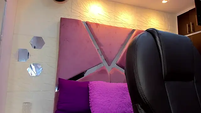 Charlotte Ice1 online show from 11.07.25