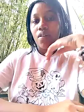 Snapshot of SquirtQueen222 chatting on 12.20.24 SquirtQueen222 online show from 12.20.24