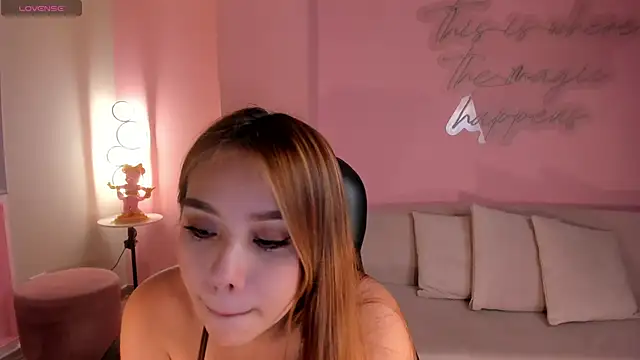 Snapshot of CarolineGraceX chatting on 12.21.24 CarolineGraceX online show from 12.21.24