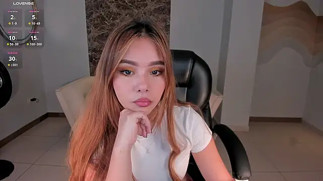 Snapshot of CarolineGraceX chatting on 01.11.25 CarolineGraceX online show from 01.11.25