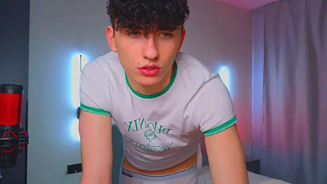 Snapshot of AmondCor chatting on 10.07.25 AmondCor online show from 10.07.25