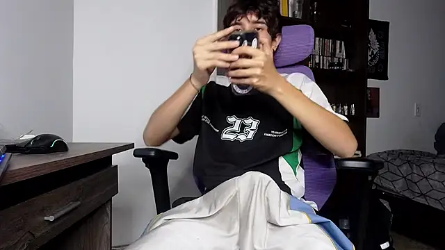 Snapshot of alex_connorr chatting on 11.10.25 alex connorr online show from 11.10.25