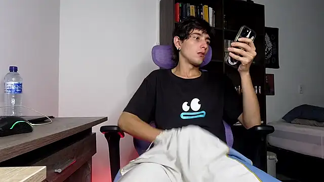 Snapshot of alex_connorr chatting on 11.18.25 alex connorr online show from 11.18.25