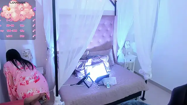 Snapshot of Hanna__Becker_ chatting on 09.27.25 Hanna Becker online show from 09.27.25