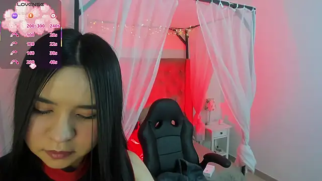 Snapshot of Hanna__Becker_ chatting on 10.17.25 Hanna Becker online show from 10.17.25