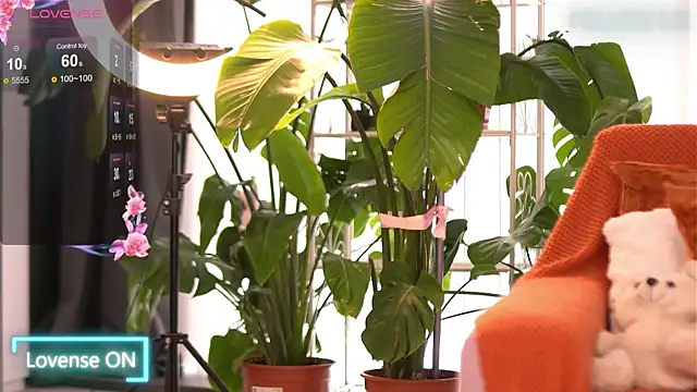 Snapshot of EmilyRaymont chatting on 10.18.25 EmilyRaymont online show from 10.18.25