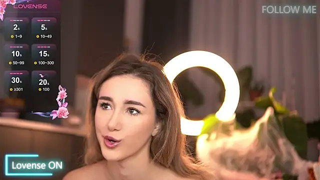 Snapshot of EmilyRaymont chatting on 10.27.25 EmilyRaymont online show from 10.27.25