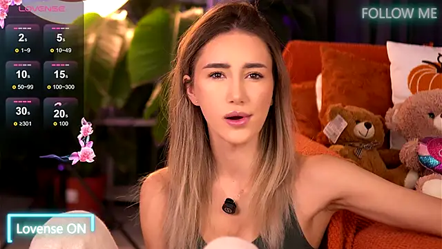 Snapshot of EmilyRaymont chatting on 11.07.25 EmilyRaymont online show from 11.07.25