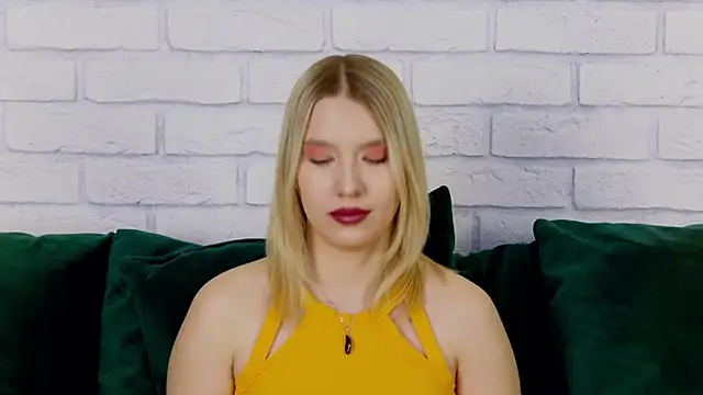 Snapshot of LiliLinn chatting on 01.21.25 LiliLinn online show from 01.21.25