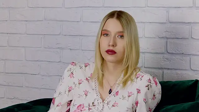 Snapshot of LiliLinn chatting on 01.21.25 LiliLinn online show from 01.21.25