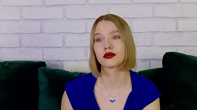 Snapshot of LiliLinn chatting on 02.15.25 LiliLinn online show from 02.15.25