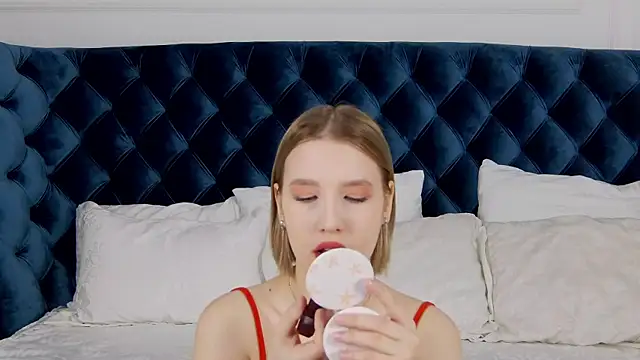 Snapshot of LiliLinn chatting on 02.18.25 LiliLinn online show from 02.18.25