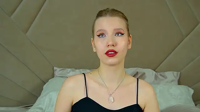 Snapshot of LiliLinn chatting on 02.25.25 LiliLinn online show from 02.25.25