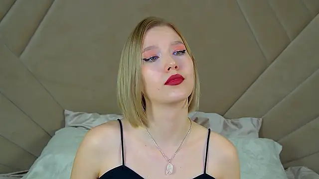 Snapshot of LiliLinn chatting on 02.25.25 LiliLinn online show from 02.25.25