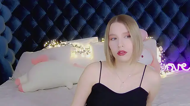 Snapshot of LiliLinn chatting on 03.08.25 LiliLinn online show from 03.08.25