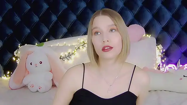 Snapshot of LiliLinn chatting on 03.08.25 LiliLinn online show from 03.08.25