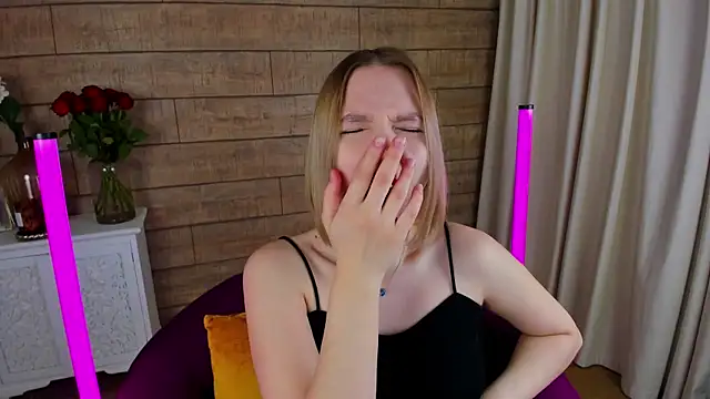 Snapshot of LiliLinn chatting on 03.18.25 LiliLinn online show from 03.18.25