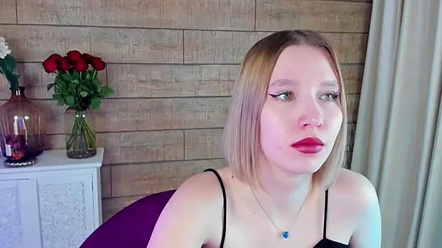 Snapshot of LiliLinn chatting on 03.18.25 LiliLinn online show from 03.18.25