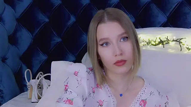 Snapshot of LiliLinn chatting on 03.19.25 LiliLinn online show from 03.19.25