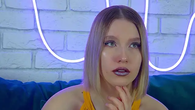 Snapshot of LiliLinn chatting on 03.21.25 LiliLinn online show from 03.21.25