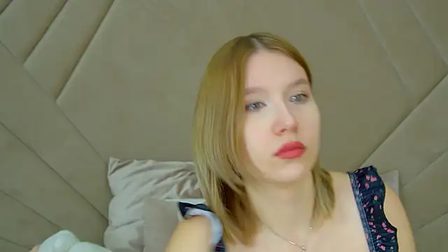 Snapshot of LiliLinn chatting on 10.18.25 LiliLinn online show from 10.18.25