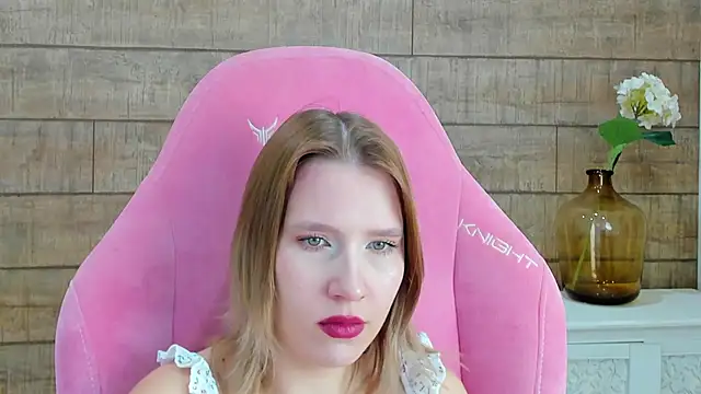 Snapshot of LiliLinn chatting on 10.20.25 LiliLinn online show from 10.20.25