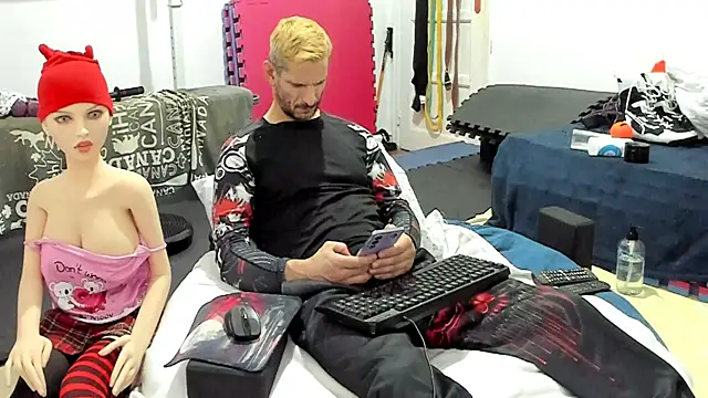 Snapshot of Samurayjiu chatting on 11.16.25 Samurayjiu online show from 11.16.25